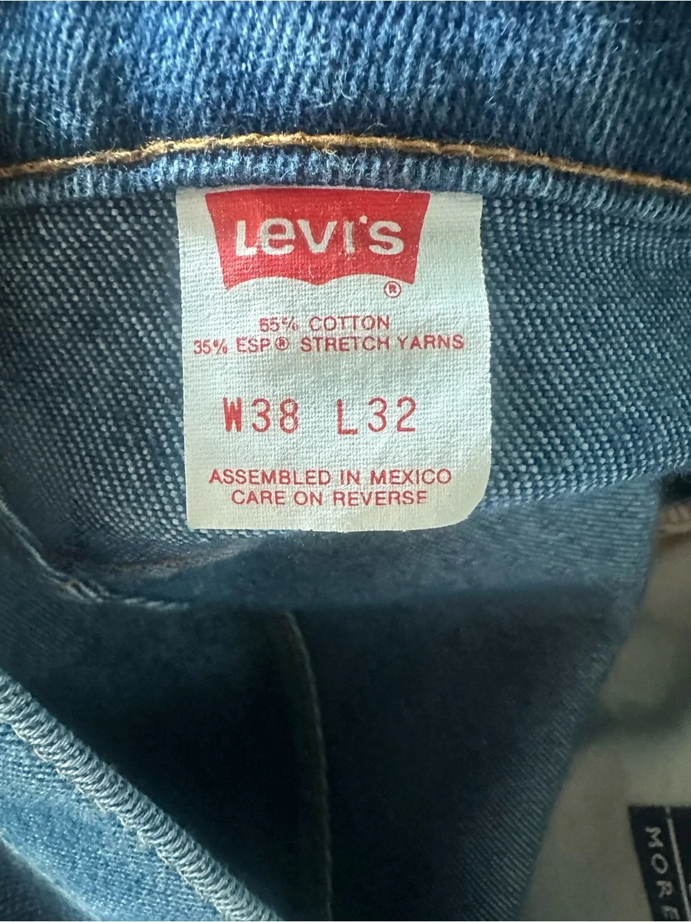 Vintage Levi’s Straight Leg Jeans – Medium Wash W38 L32